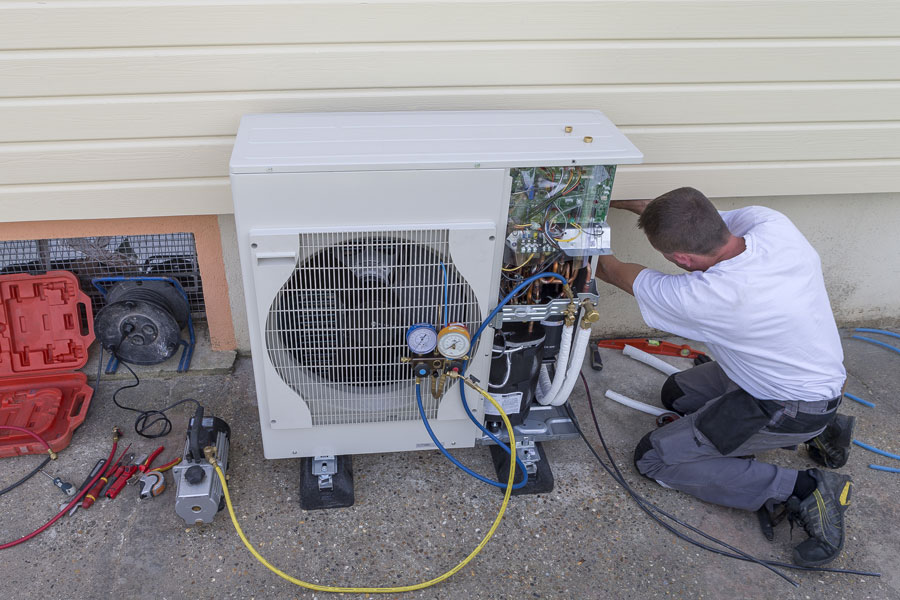 tecnico installa pompa di calore